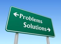 En vägskylt med pilar mot Problems och Solutions